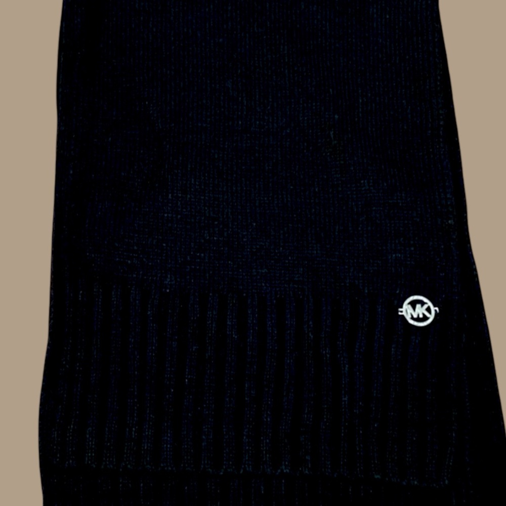 Michael Kors Elegant Black Scarf - Picture 3 of 4
